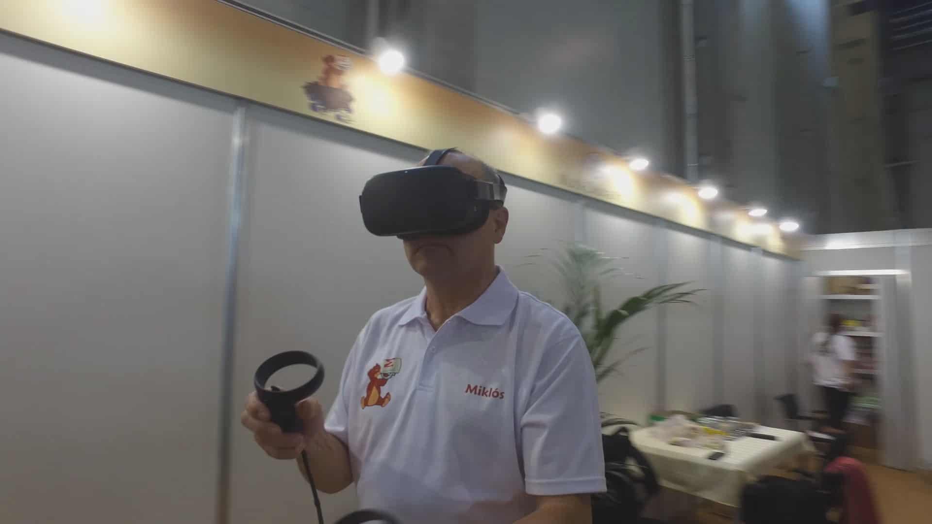 A visitor taking part in the Multi-Cikoria VR brand activation
